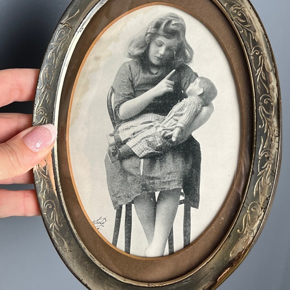 Vintage 40's Oval Round Frame with Creepy Girl with Doll Photo - Picture 8 of 11